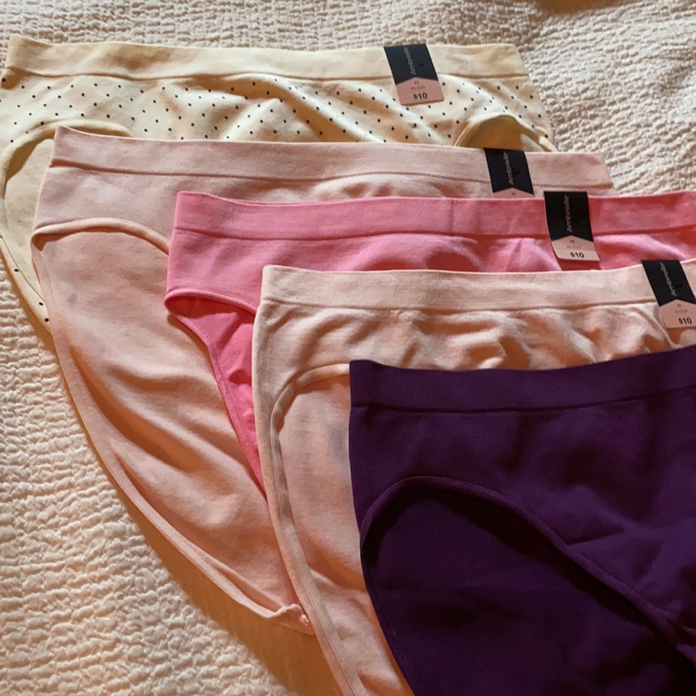 Set of 2 high cut briefs NWT medium assorted parings